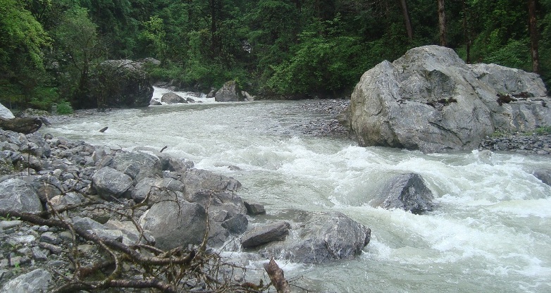 खोला थुनेर कृत्रिम ताल बनाइँदै 